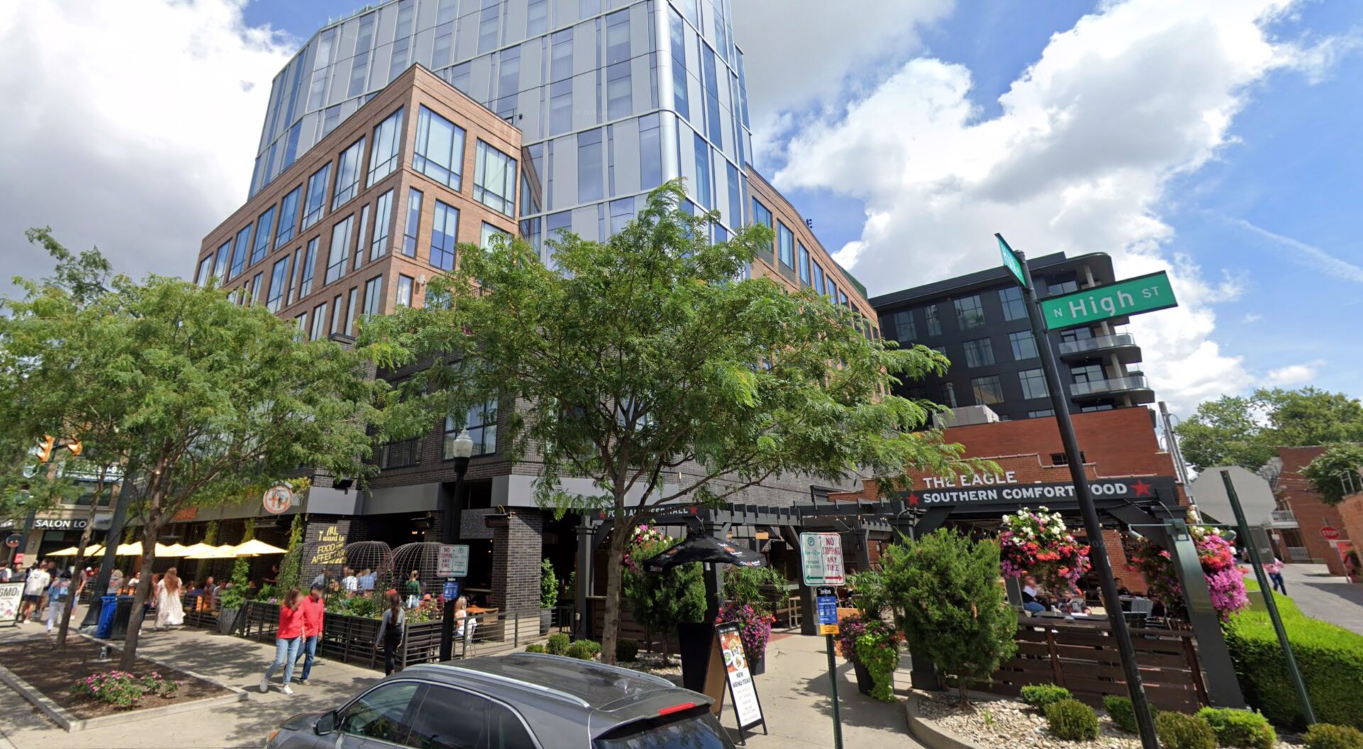 Columbus ascendly marketing office building with outdoor dining area